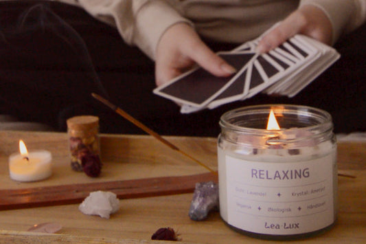 Lea blander tarot kort i mens soja lyset Relaxing, med duft af lavendel og pyntet med ametyst krystaller, er tændt.