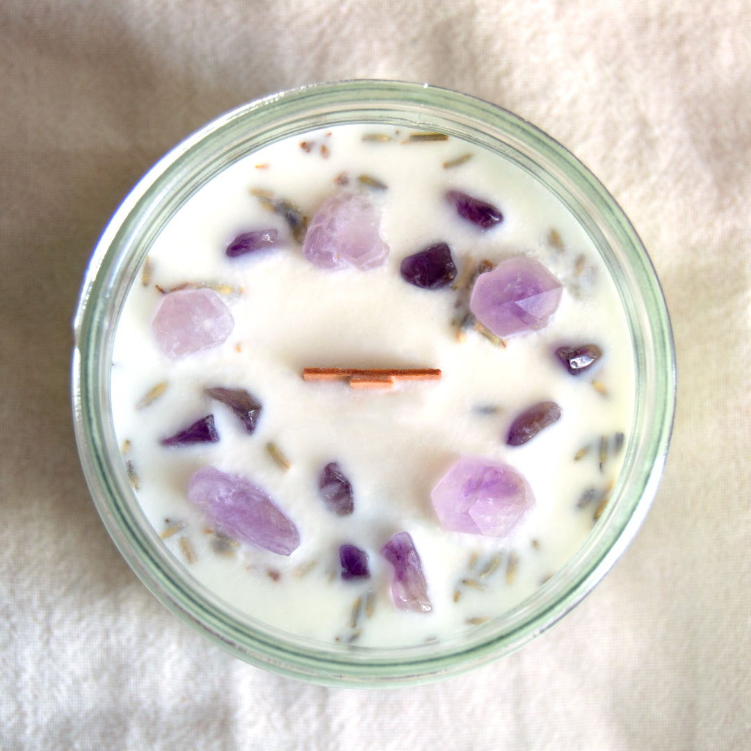 Sojalys med duft af lavendel, pyntet med ametyst krystaller og tørrede lavendel